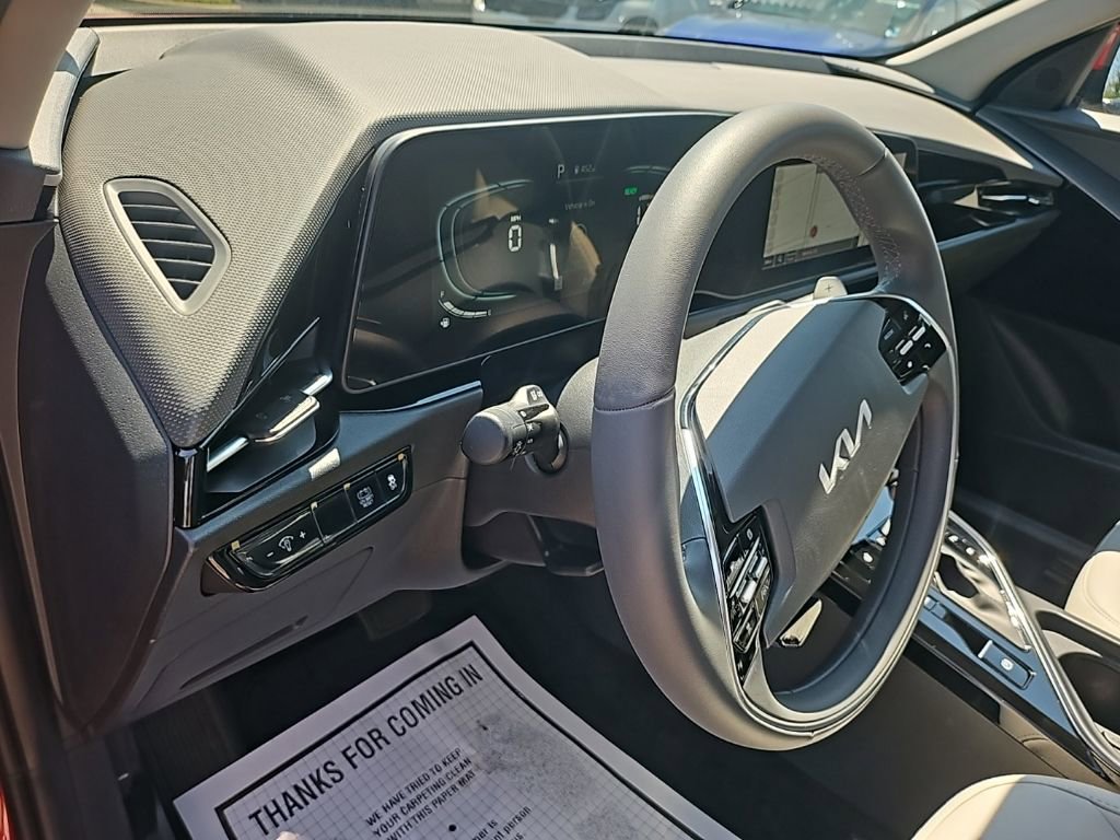 Used 2025 Kia Niro EX image 11