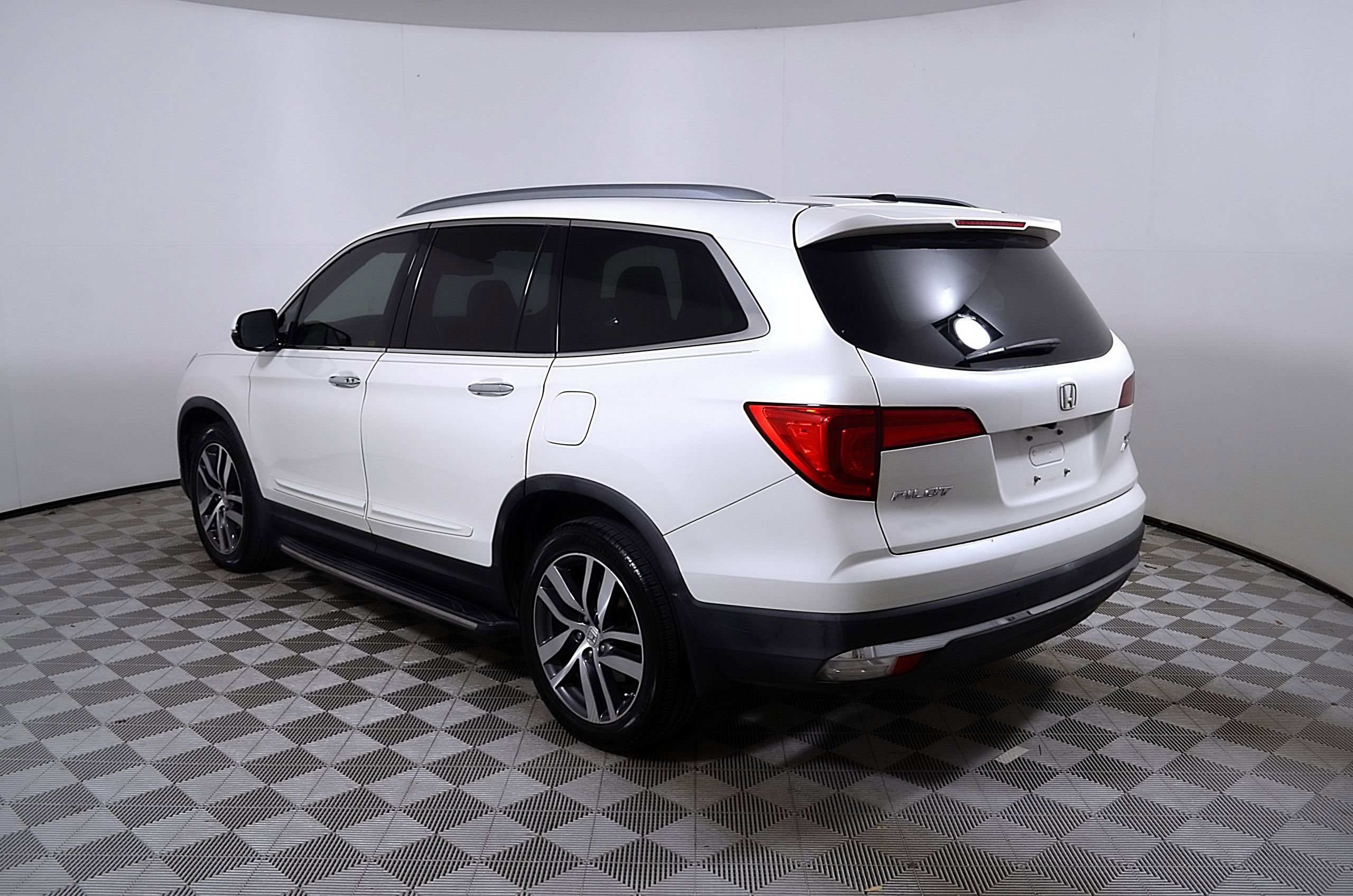 Used 2016 Honda Pilot Touring image 9