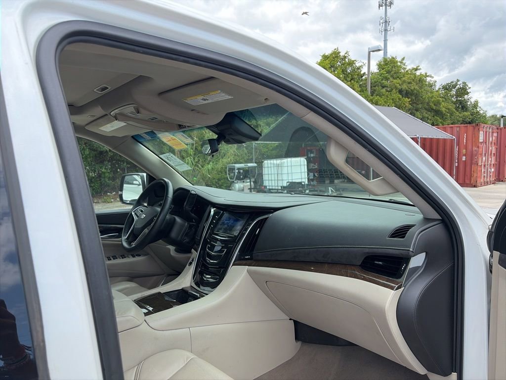 Used 2018 Cadillac Escalade Luxury AWD/4WD image 12