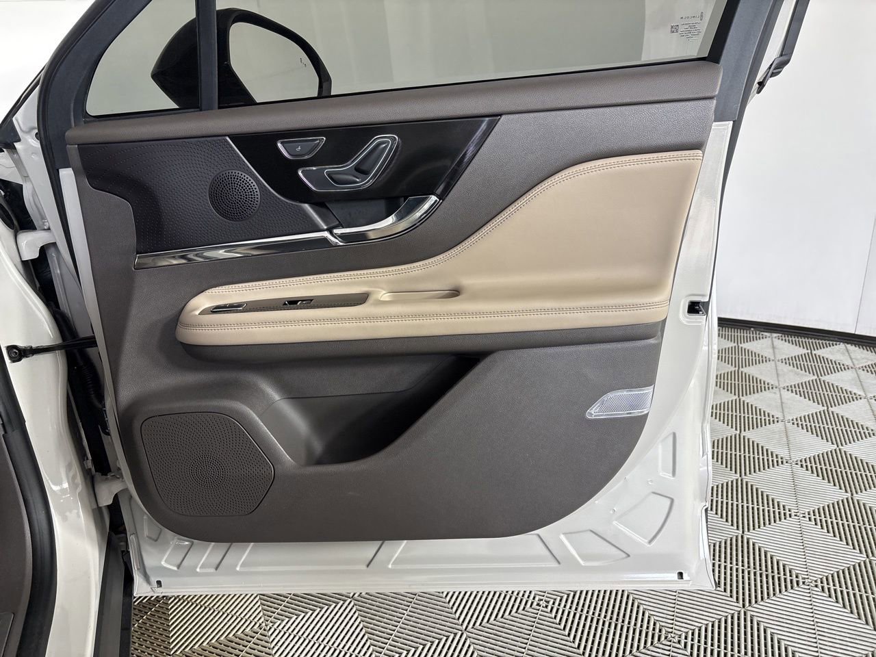 Used 2024 Lincoln Corsair FWD image 24