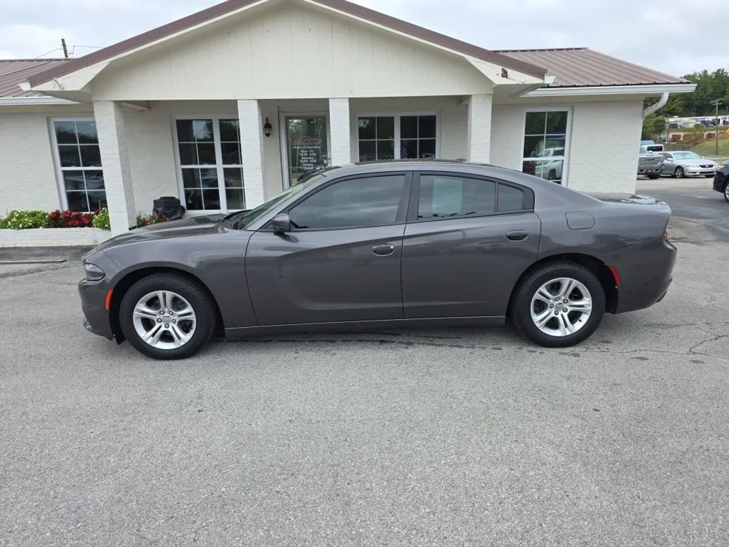 Used 2020 Dodge Charger SXT RWD image 2