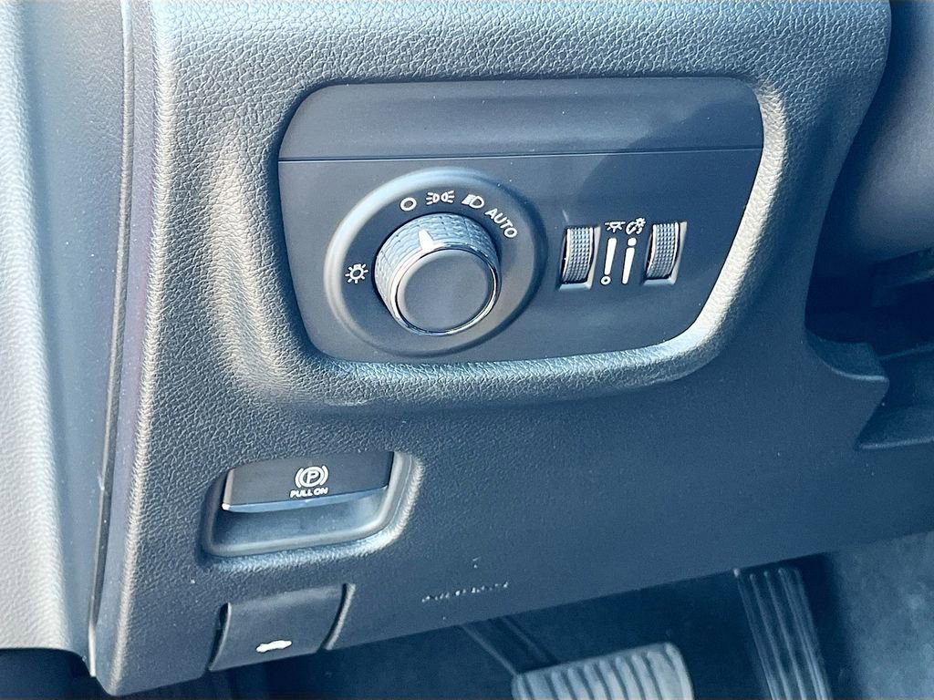 Certified 2025 Jeep Grand Cherokee Altitude image 10