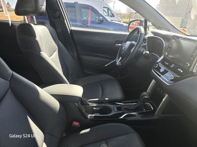 Used 2022 Toyota Corolla Cross XLE w/ Convenience Package image 12