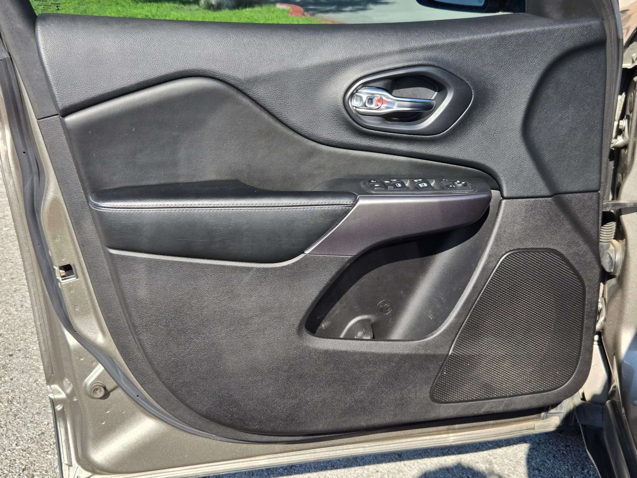 Used 2019 Jeep Cherokee Latitude Plus FWD image 10