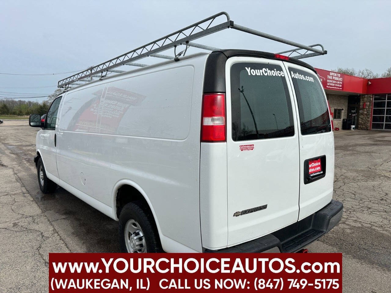 Used 2017 Chevrolet Express 2500 Extended RWD image 3