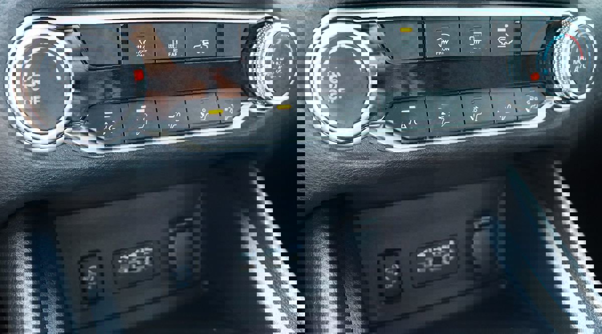 Used 2025 Nissan Sentra SV image 52