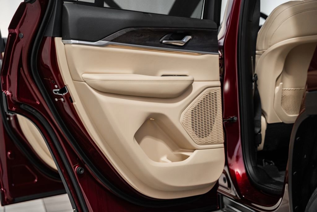 New 2025 Jeep Grand Cherokee Limited w/ Luxury Tech Group II image 38