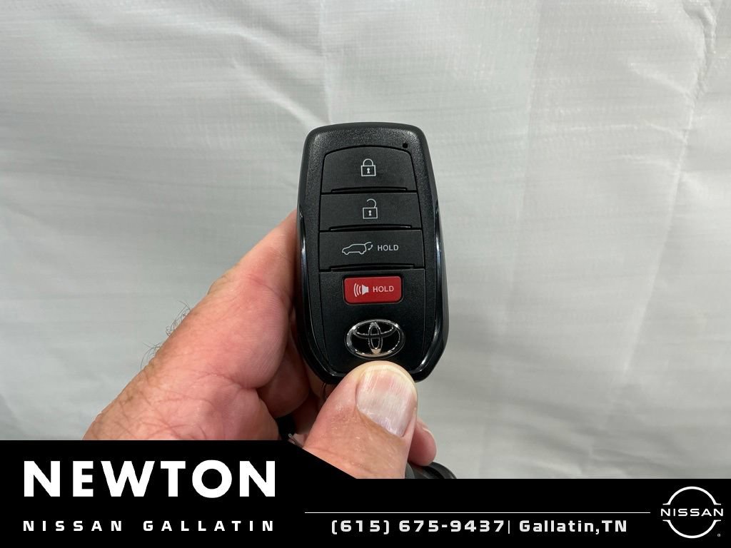Used 2024 Toyota Highlander XLE AWD/4WD image 46