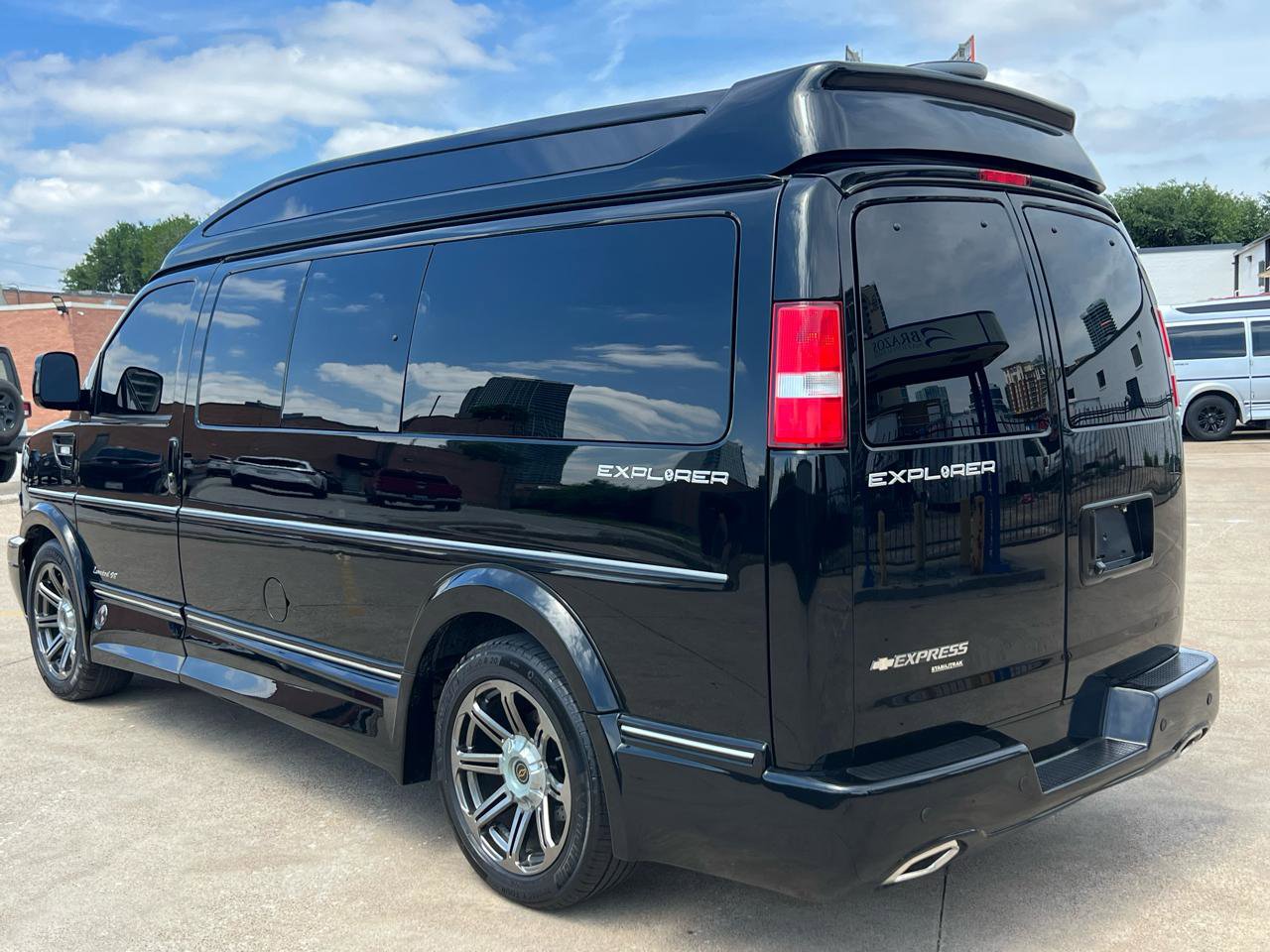 Used 2016 Chevrolet Express 2500 RWD image 14