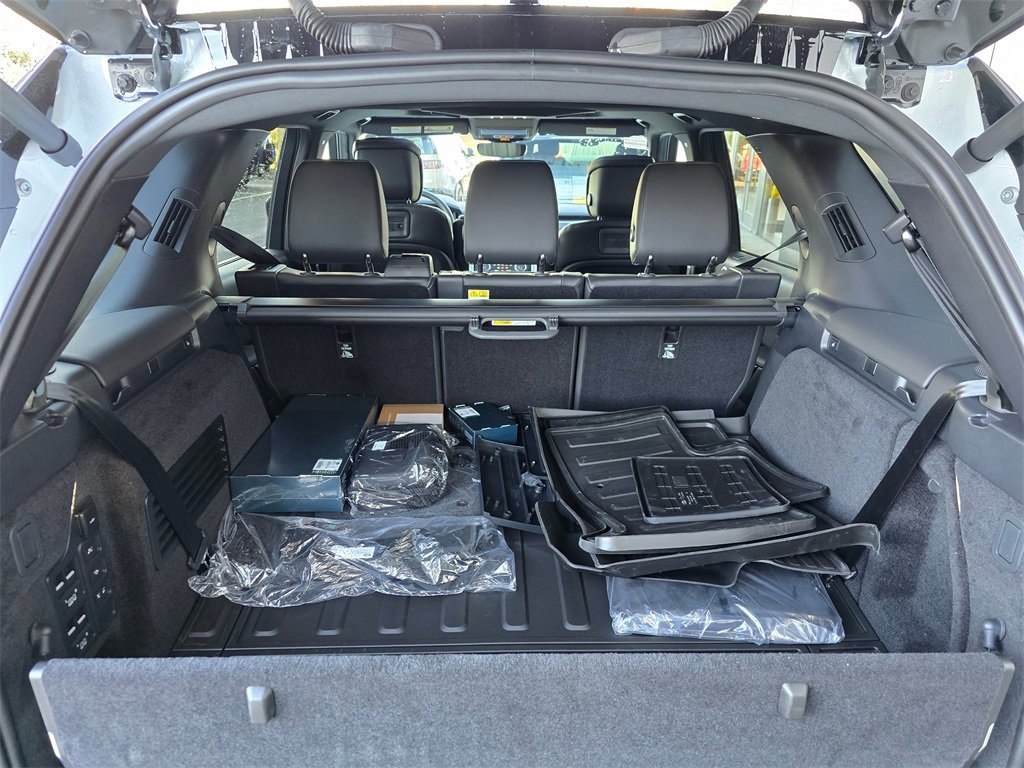 New 2025 Land Rover Discovery Metropolitan Edition image 28