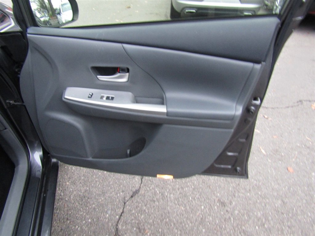 Used 2012 Toyota Prius V image 22