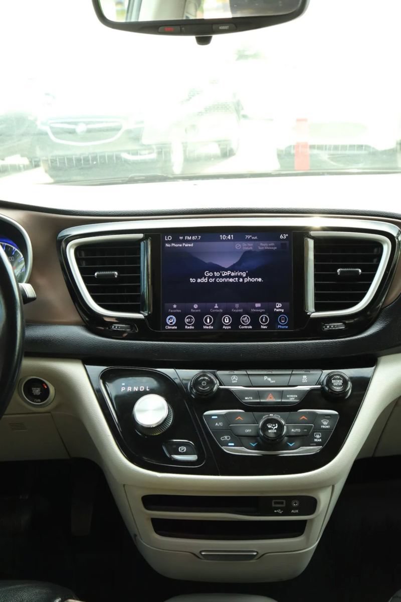 Used 2018 Chrysler Pacifica Touring-L FWD image 41