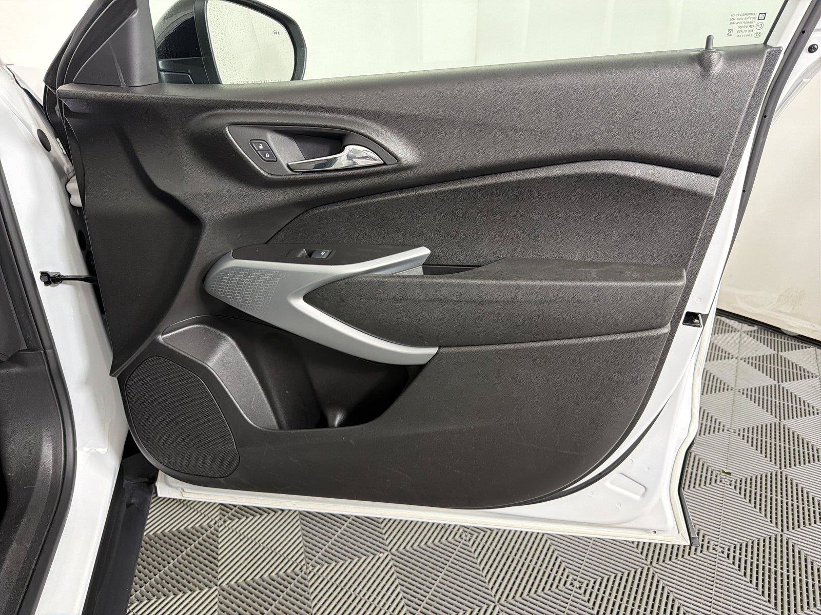 Used 2024 Chevrolet Trax RS w/ Sunroof Package FWD image 12