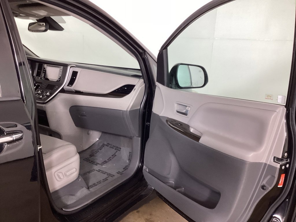 Used 2020 Toyota Sienna XLE FWD image 22