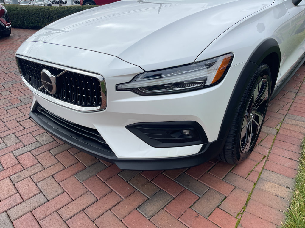 Used 2025 Volvo V60 B5 Cross Country Plus image 2