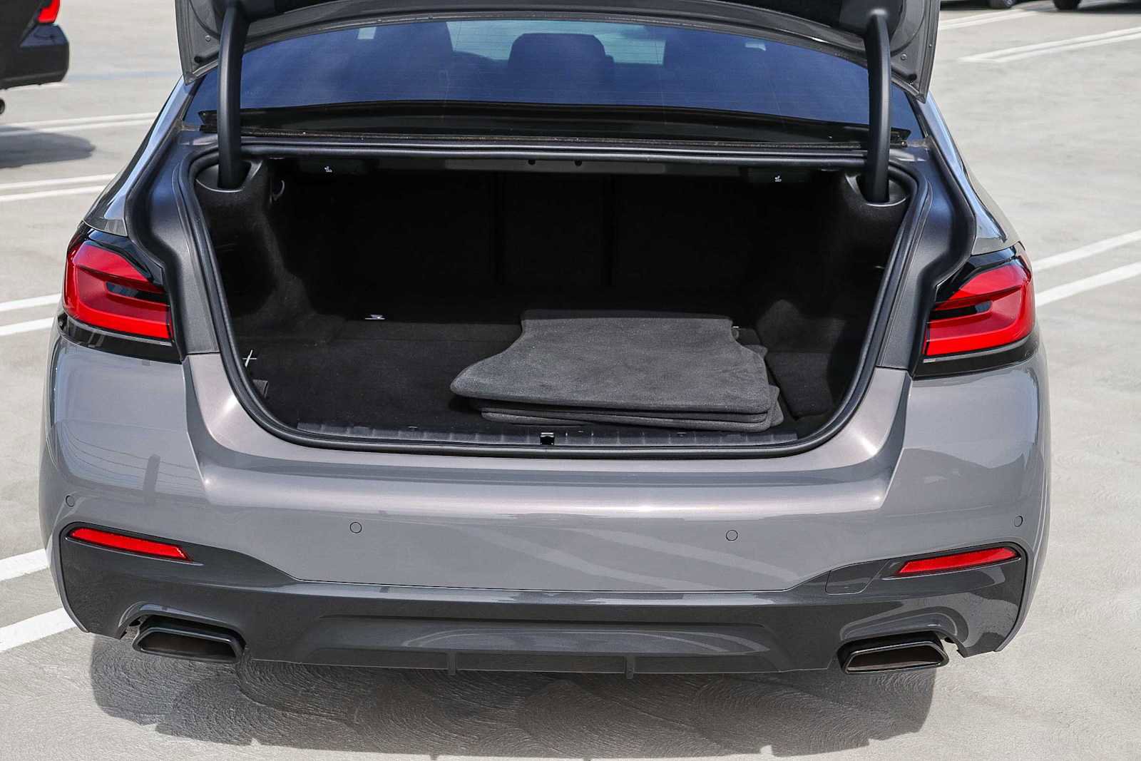 Used 2022 BMW 530e w/ M Sport Package image 38