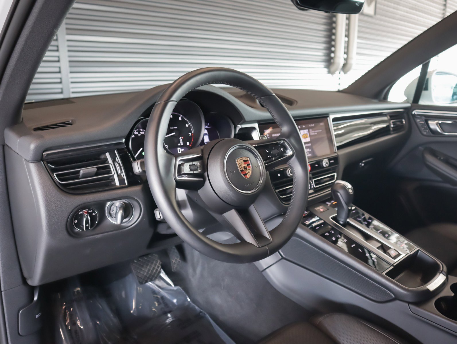 Certified 2024 Porsche Macan image 4