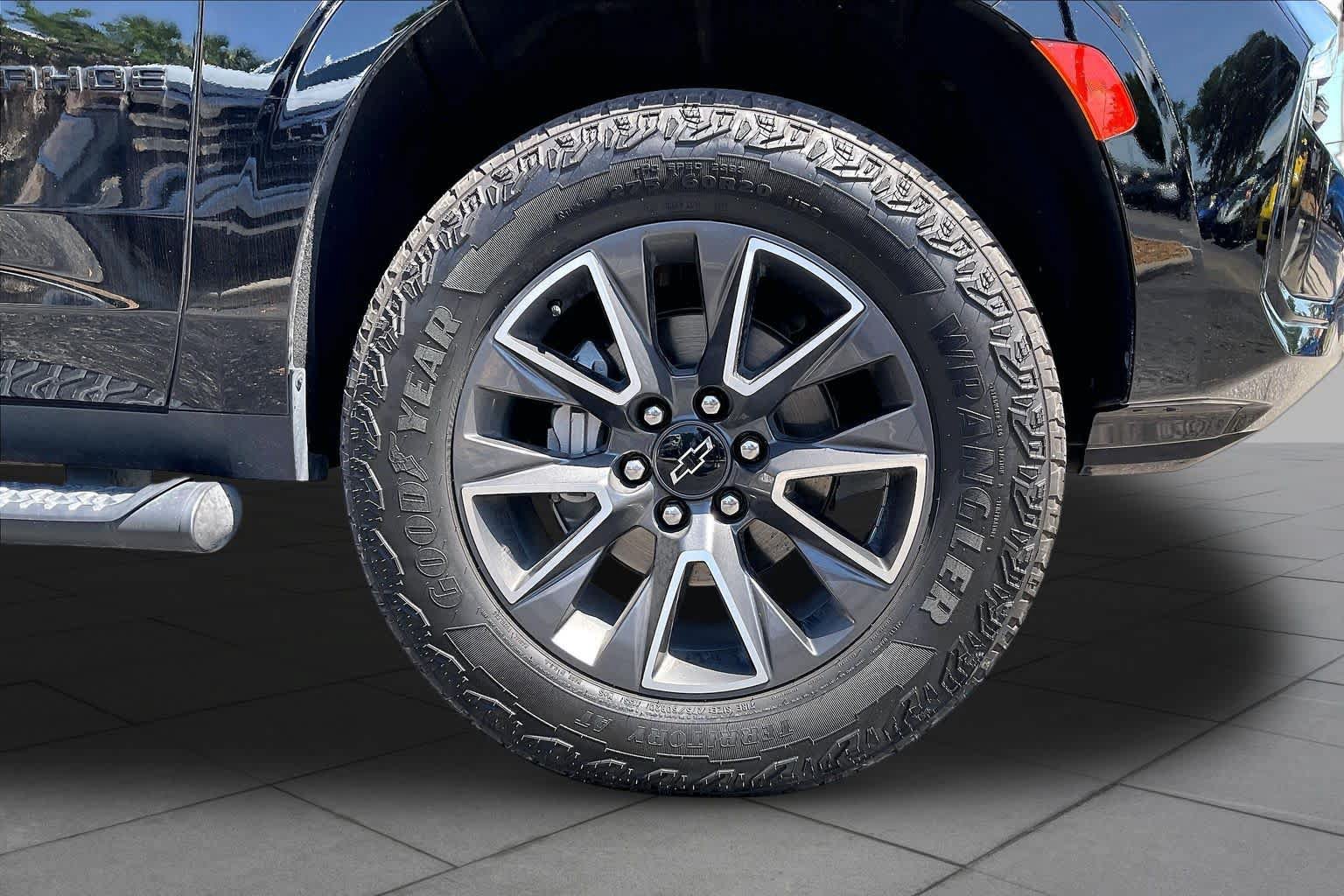 Used 2023 Chevrolet Tahoe Z71 w/ Luxury Package AWD/4WD image 10
