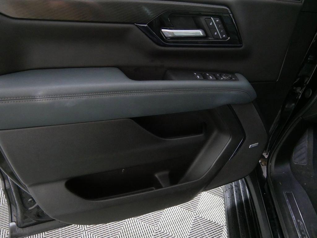 Used 2025 GMC Yukon AT4 AWD/4WD image 16