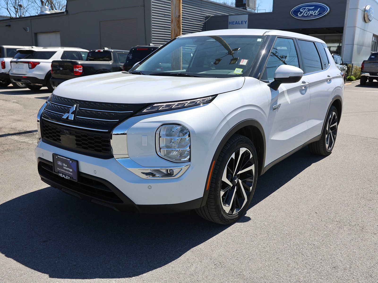 Used 2024 Mitsubishi Outlander 4WD Plug-In Hybrid image 3