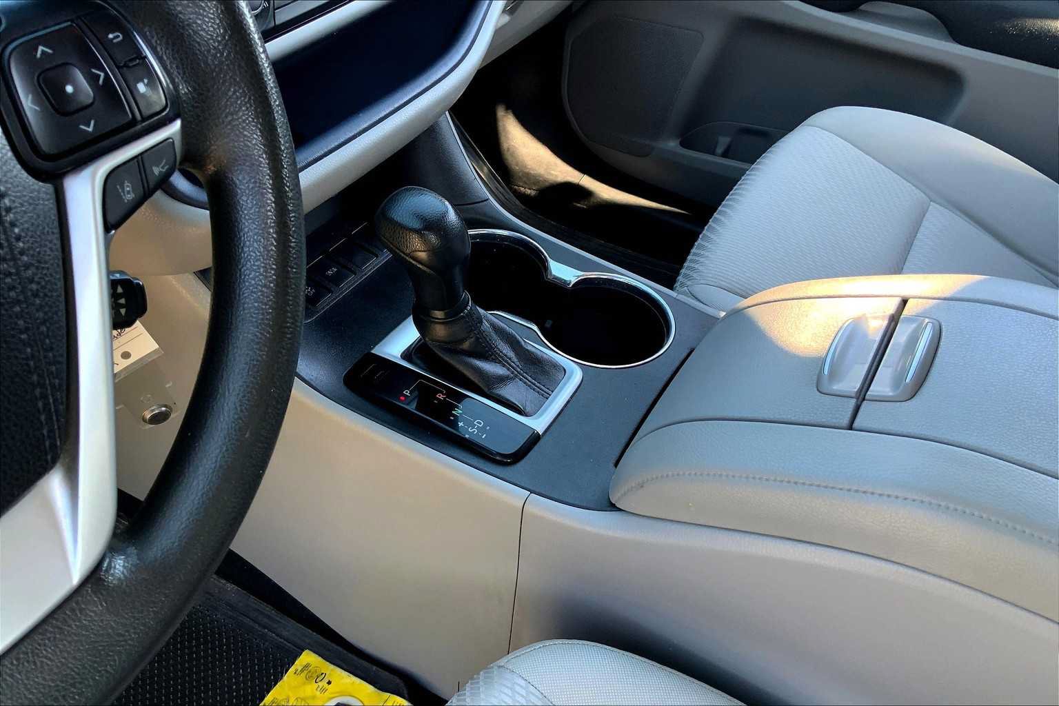 Used 2019 Toyota Highlander LE FWD image 15
