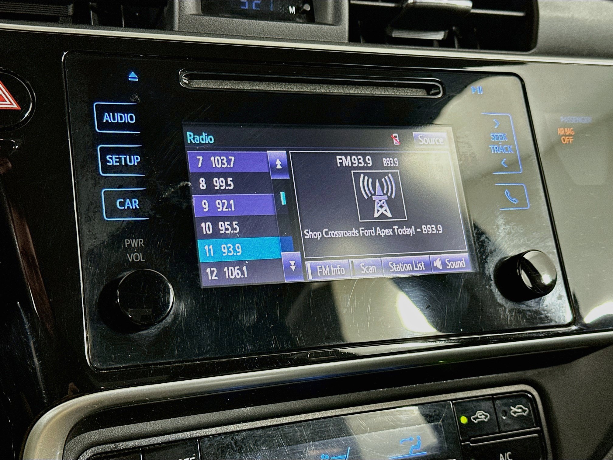 Used 2018 Toyota Corolla LE FWD image 21
