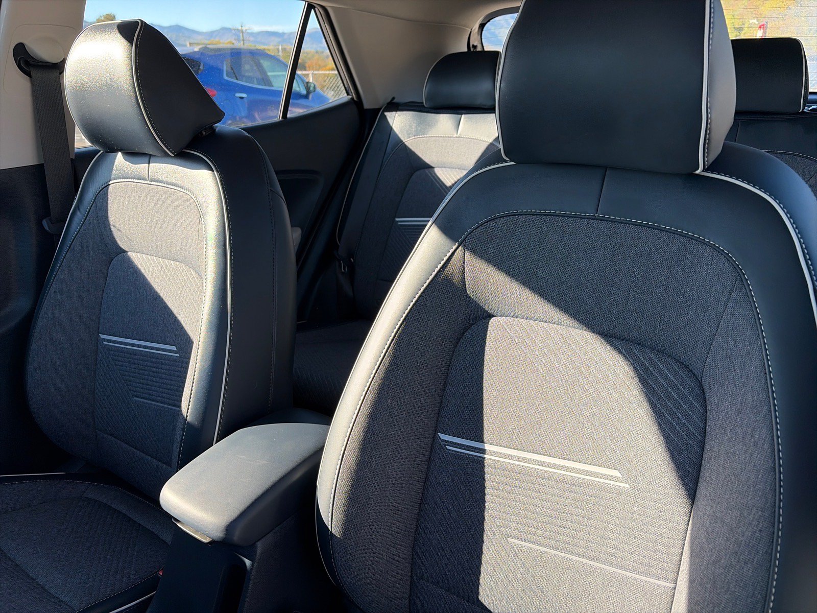 Used 2025 Hyundai Venue Limited FWD image 7