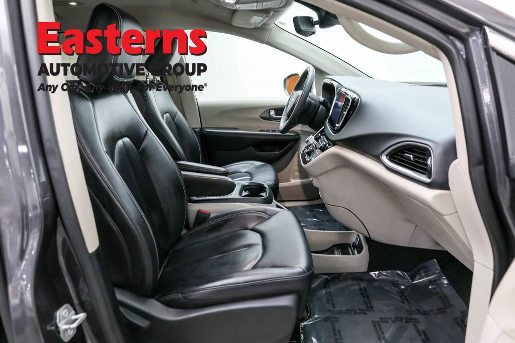 Used 2023 Chrysler Pacifica Touring-L image 23
