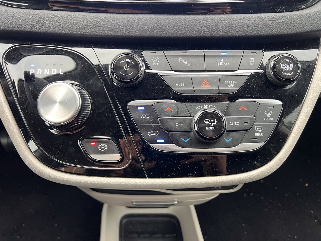 Used 2024 Chrysler Pacifica Touring-L FWD image 16