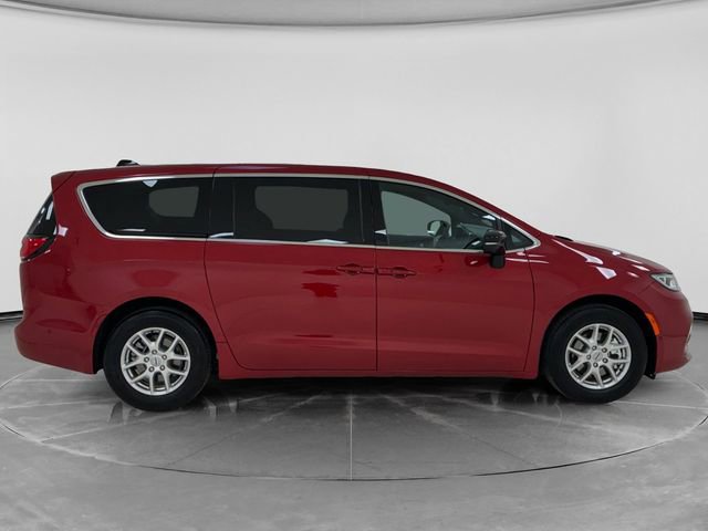 Used 2025 Chrysler Pacifica Select FWD image 2