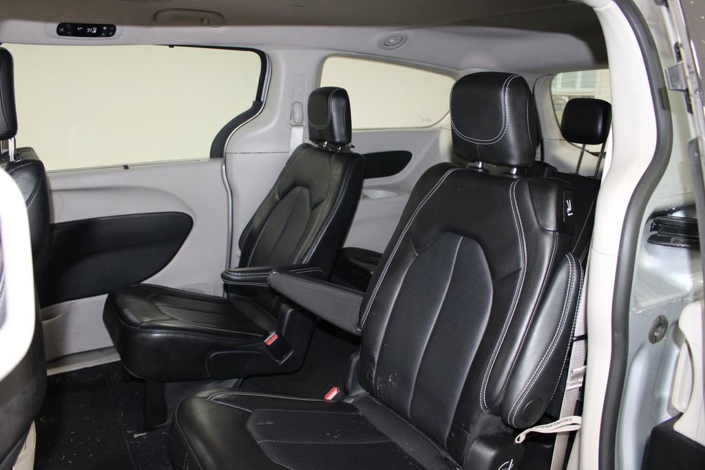 Used 2024 Chrysler Pacifica Touring-L FWD image 18