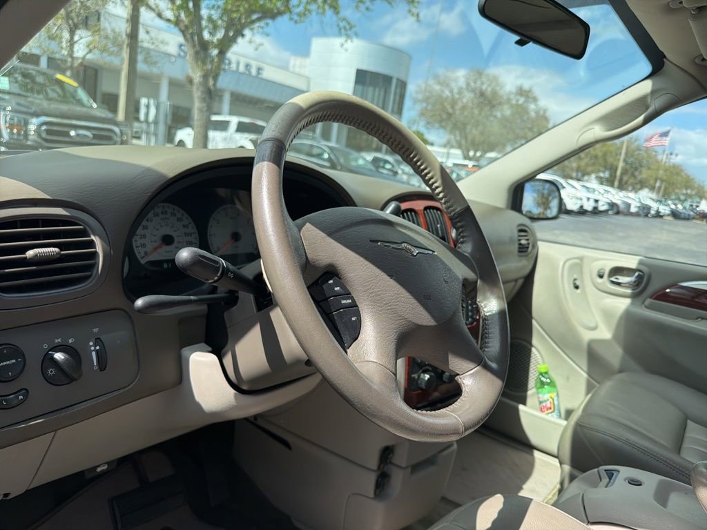 Used 2006 Chrysler Town & Country Touring image 9