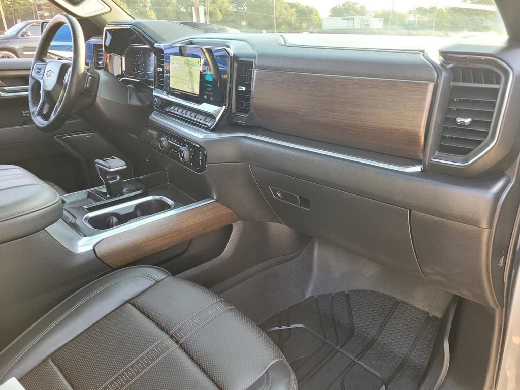 Used 2025 Chevrolet Silverado 1500 High Country AWD/4WD image 8