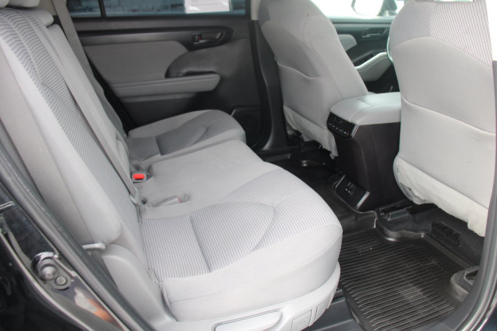 Used 2022 Toyota Highlander LE AWD/4WD image 18
