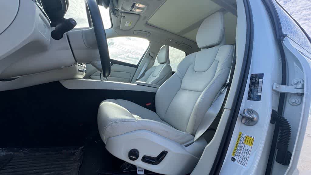 Used 2023 Volvo XC60 B5 Plus w/ Climate Package AWD/4WD image 16
