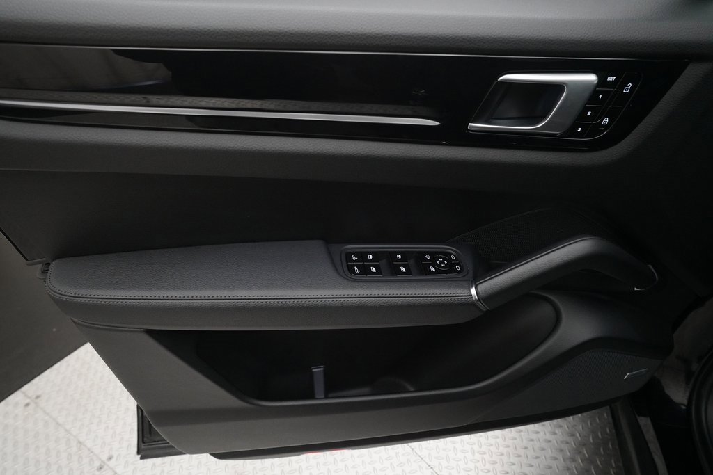 Used 2021 Porsche Cayenne image 16