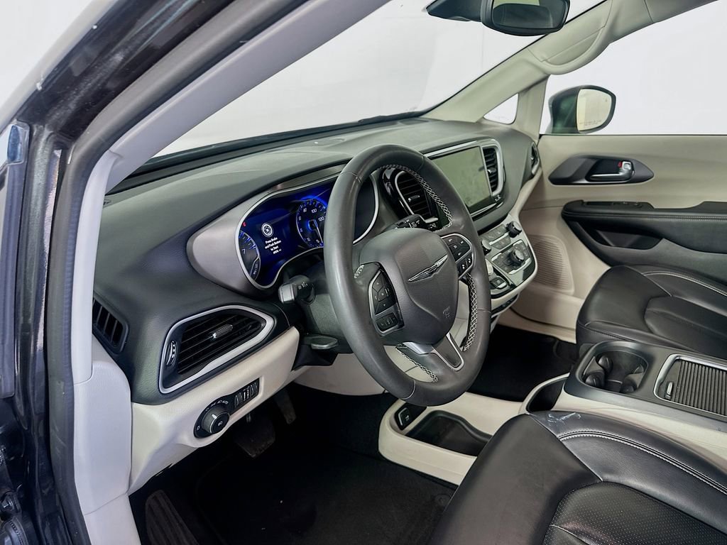 Used 2023 Chrysler Pacifica Touring-L image 9