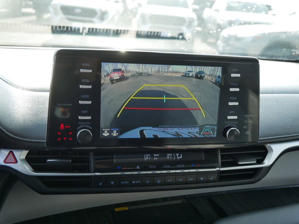 Used 2023 Toyota Sienna Limited image 21