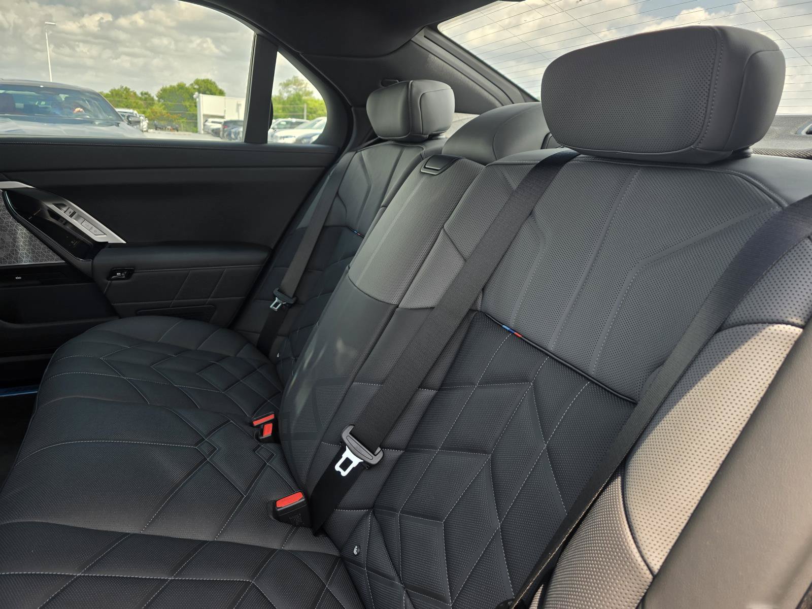 New 2026 BMW 750e xDrive AWD/4WD image 9