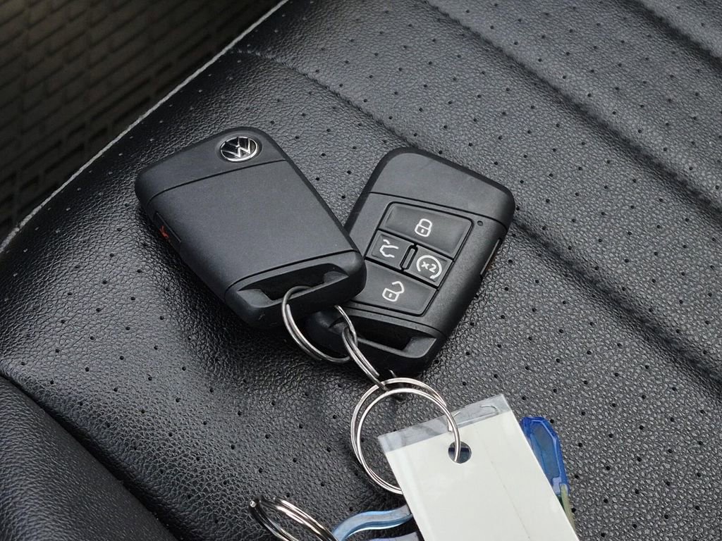 Used 2022 Volkswagen Tiguan SE w/ Panoramic Sunroof Package image 34