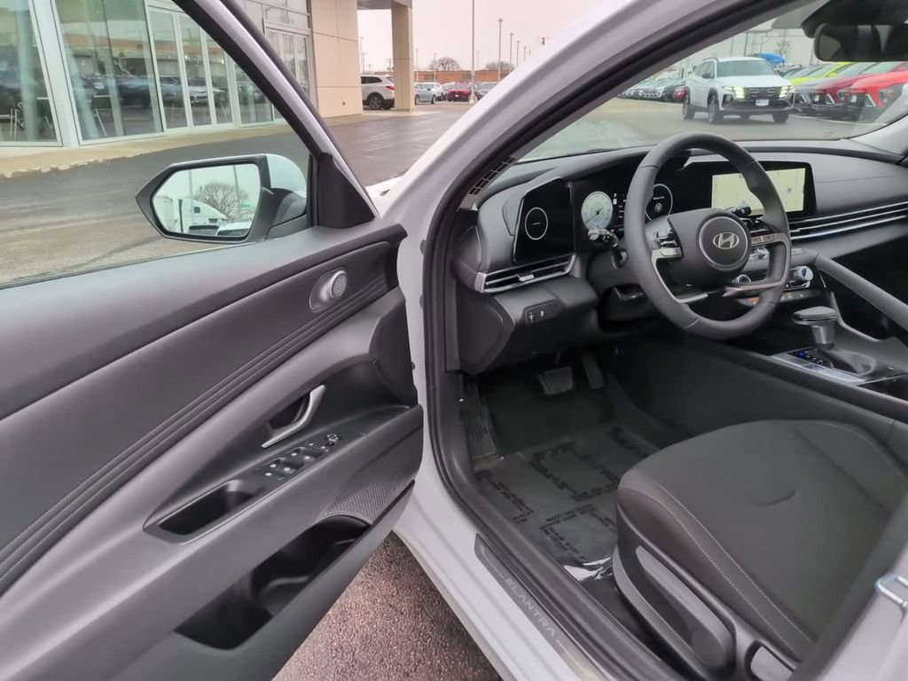 Certified 2025 Hyundai Elantra SEL image 12