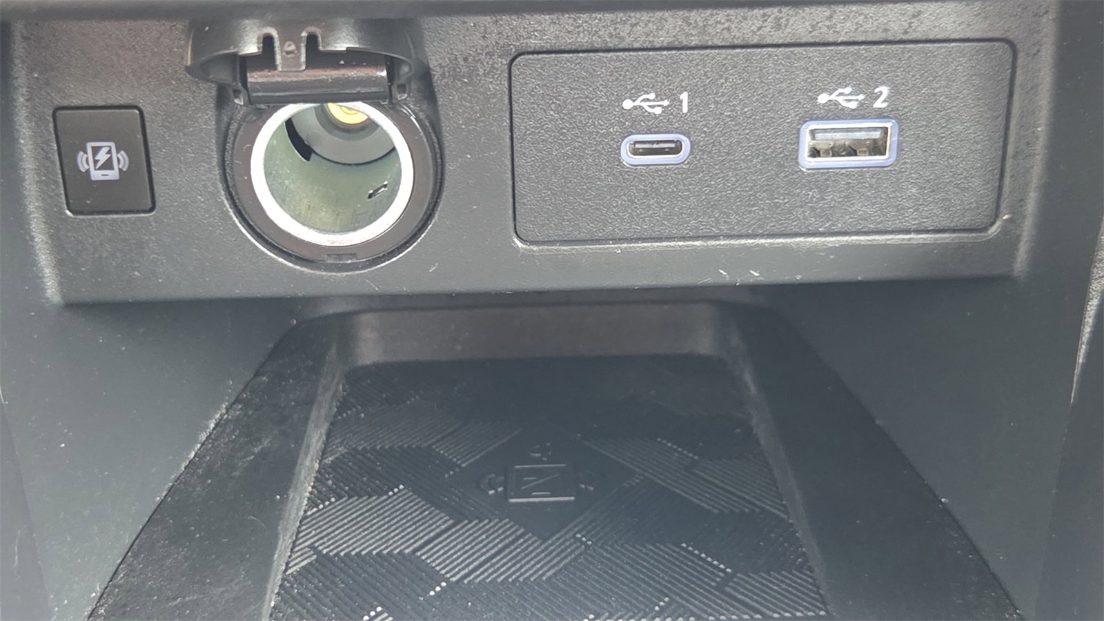 Used 2023 Nissan Versa SR w/ Trunk Package image 28