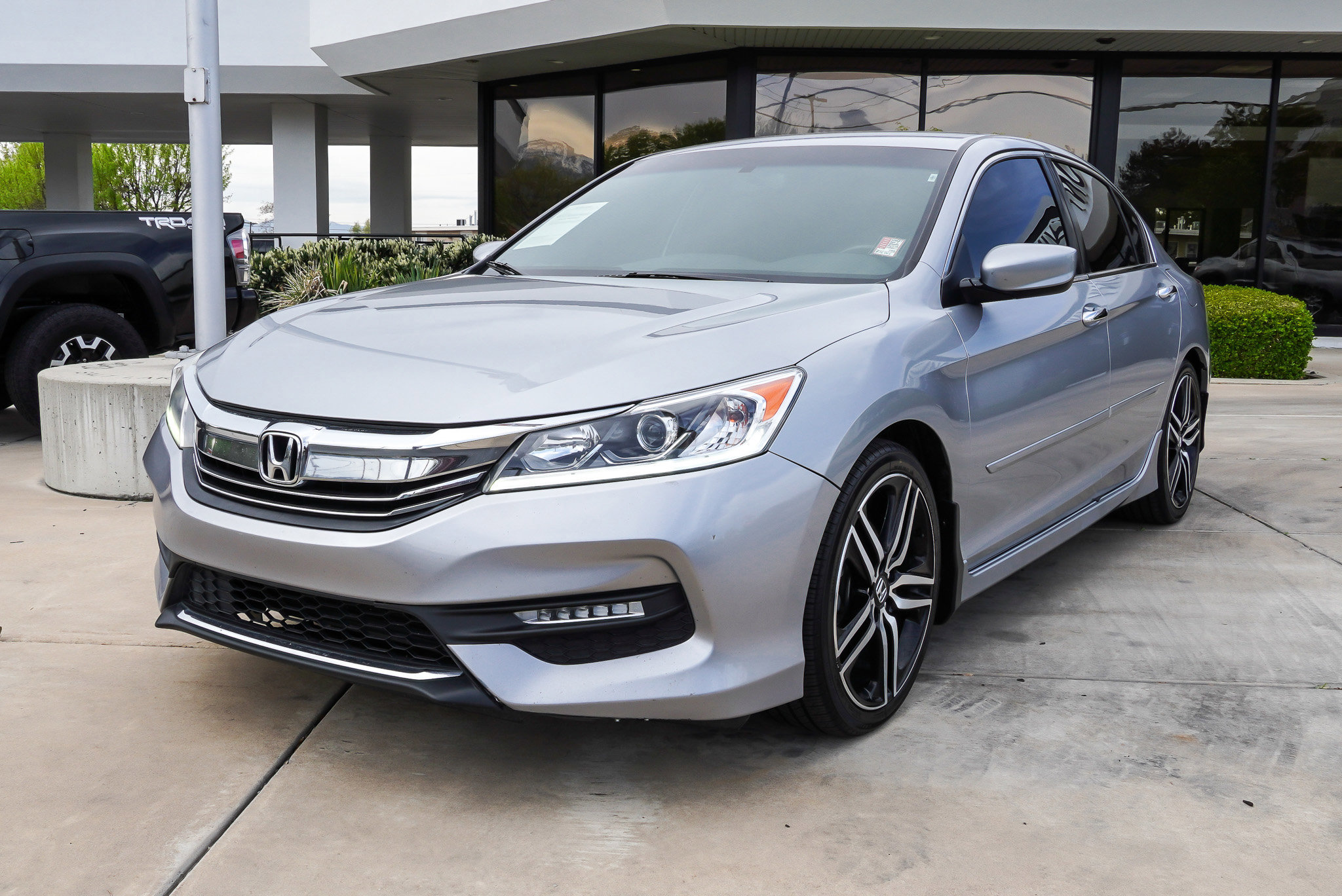 Used 2017 Honda Accord Sport image 4