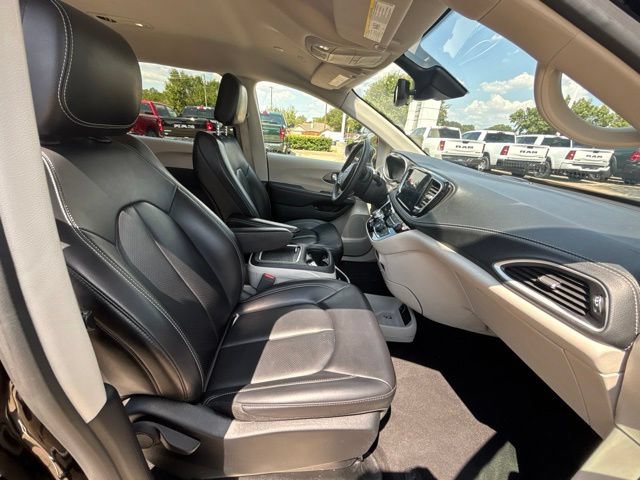Used 2023 Chrysler Pacifica Touring-L FWD image 10