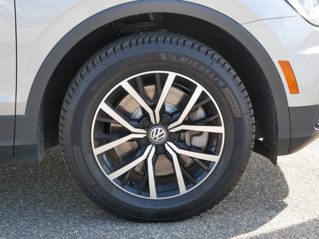 Used 2021 Volkswagen Tiguan SE w/ Panoramic Sunroof Package AWD/4WD image 9