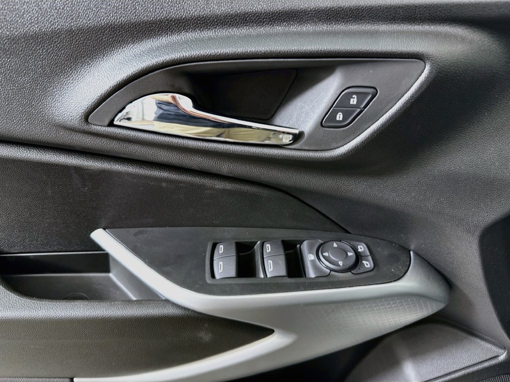 Used 2026 Chevrolet Trax RS w/ Sunroof Package FWD image 18