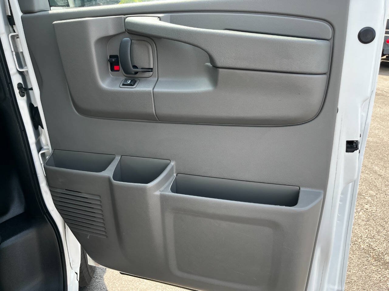 Used 2015 Chevrolet Express 2500 RWD image 15