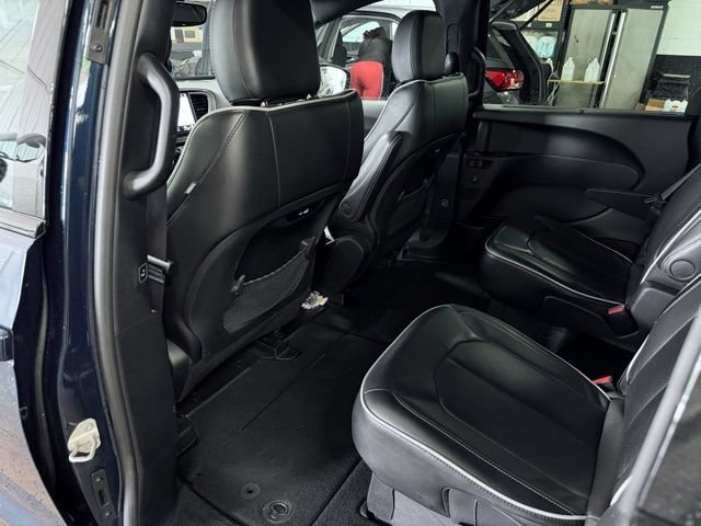 Used 2025 Chrysler Pacifica Limited FWD image 24