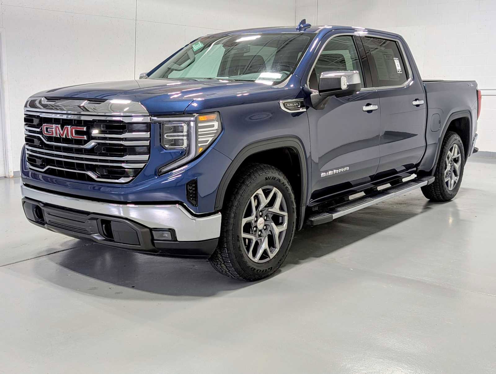Certified 2022 GMC Sierra 1500 SLT AWD/4WD image 1