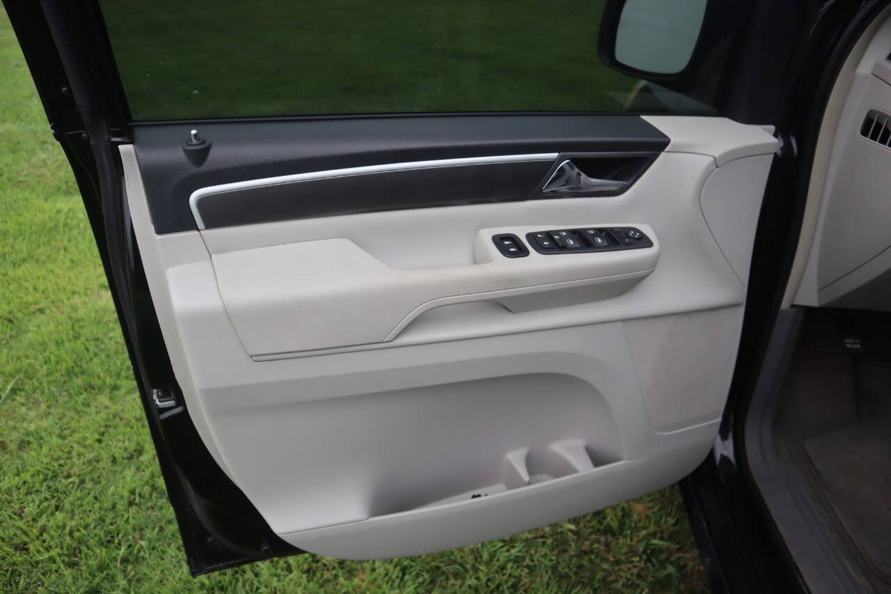 Used 2010 Volkswagen Routan SE FWD image 24